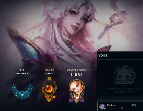 Interfaz del nuevo chat de voz en el lobby de League of Legends (actualización marzo 2026), mostrando los controles de volumen de equipo y el botón de activación por voz para partidas clasificatorias.