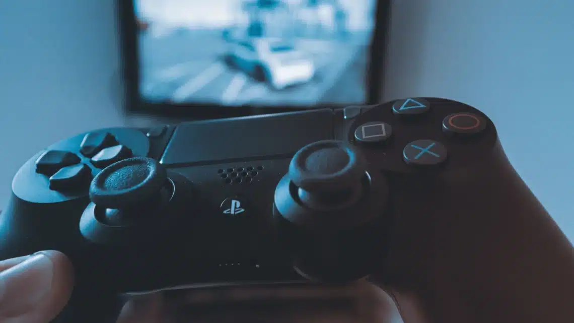 Mando inalámbrico PS4 DualShock 4 de color negro sobre fondo oscuro símbolo de los videojuegos y las tendencias gaming de 2026