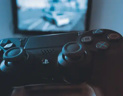 Mando inalámbrico PS4 DualShock 4 de color negro sobre fondo oscuro símbolo de los videojuegos y las tendencias gaming de 2026
