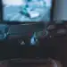 Mando inalámbrico PS4 DualShock 4 de color negro sobre fondo oscuro símbolo de los videojuegos y las tendencias gaming de 2026