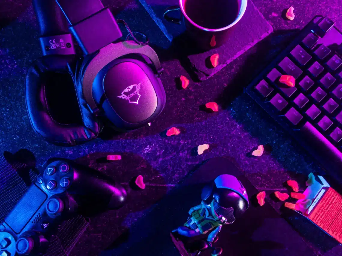 Equipo gaming con mando, teclado y auriculares bajo luces neón, representando el nuevo hardware Steam Machine de Valve