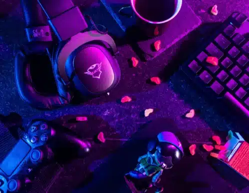 Equipo gaming con mando, teclado y auriculares bajo luces neón, representando el nuevo hardware Steam Machine de Valve