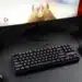 Teclado y monitor de un montaje gaming para PC, luces oscuras y ambiente de escritorio